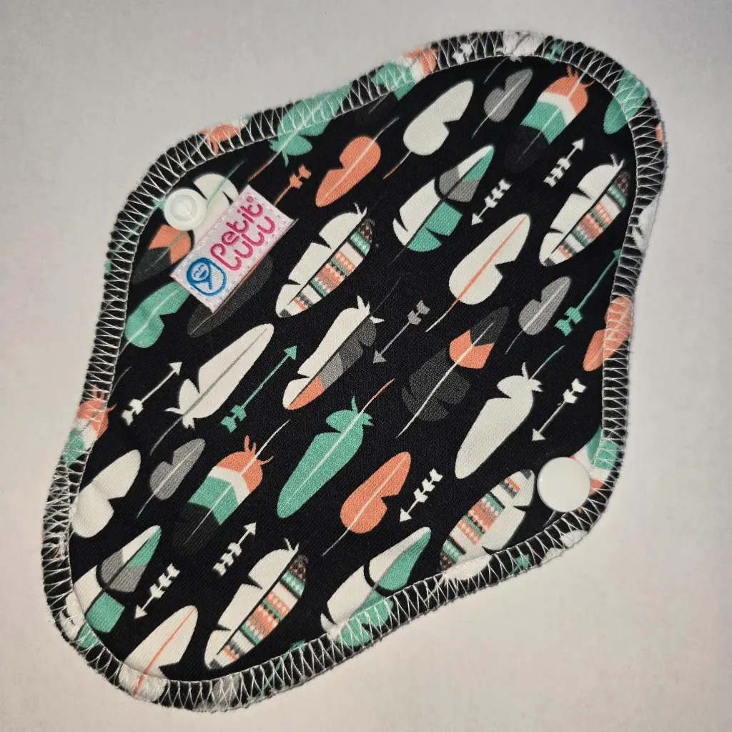 inlegkruisje petit lulu feathers arrows onderkant.webp